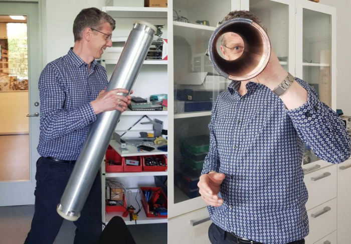 Søren B. Korsholm med en mikrobølgeleder til CTS. Igennem sådanne rør sendes et beam af mikrobølger ind mod plasma i en fusionsmaskine, og mikrobølger fra plasmaet sendes også tilbage igen via tilsvarende rør.
