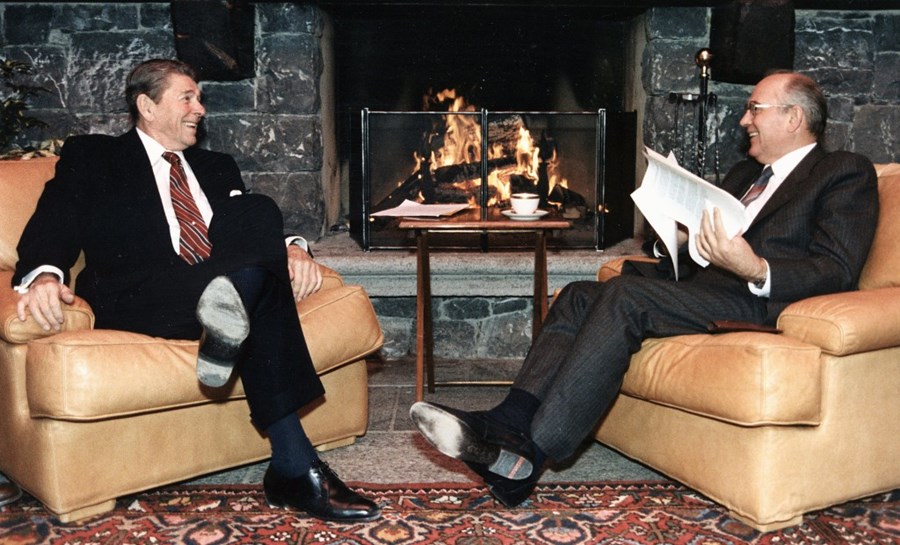 Samtale mellem Gorbatjov fra Sovjetunionen og Reagan fra USA. Kilde: https://www.iter.org/newsline/-/2323